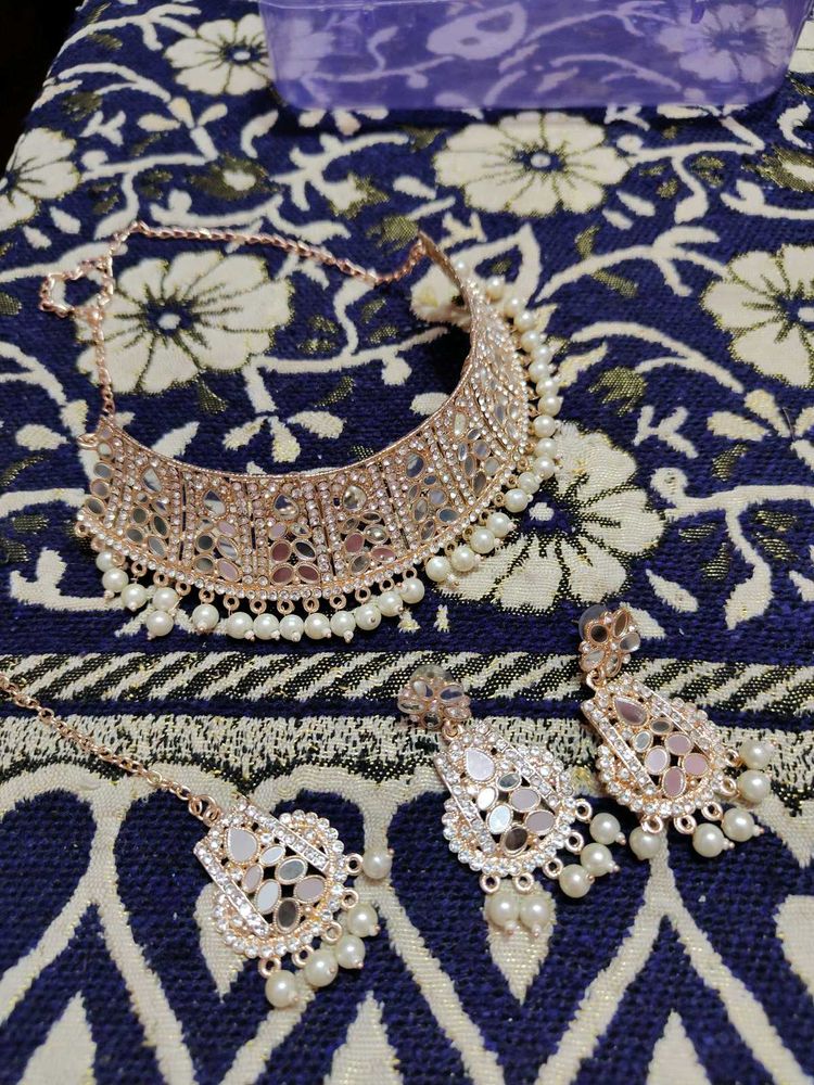 Elegant Pearl Choker