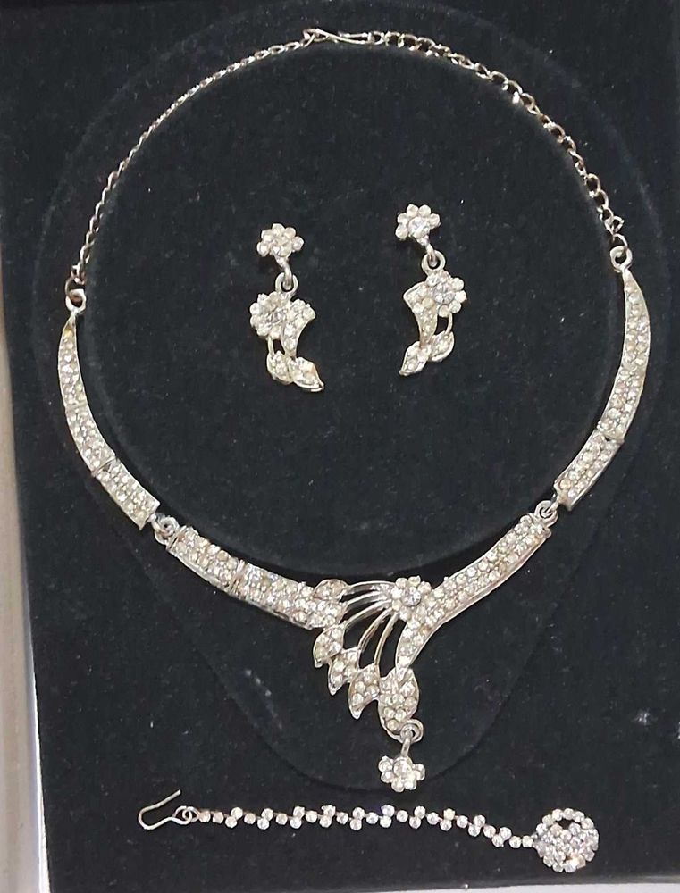 White Stone Jewellery Set