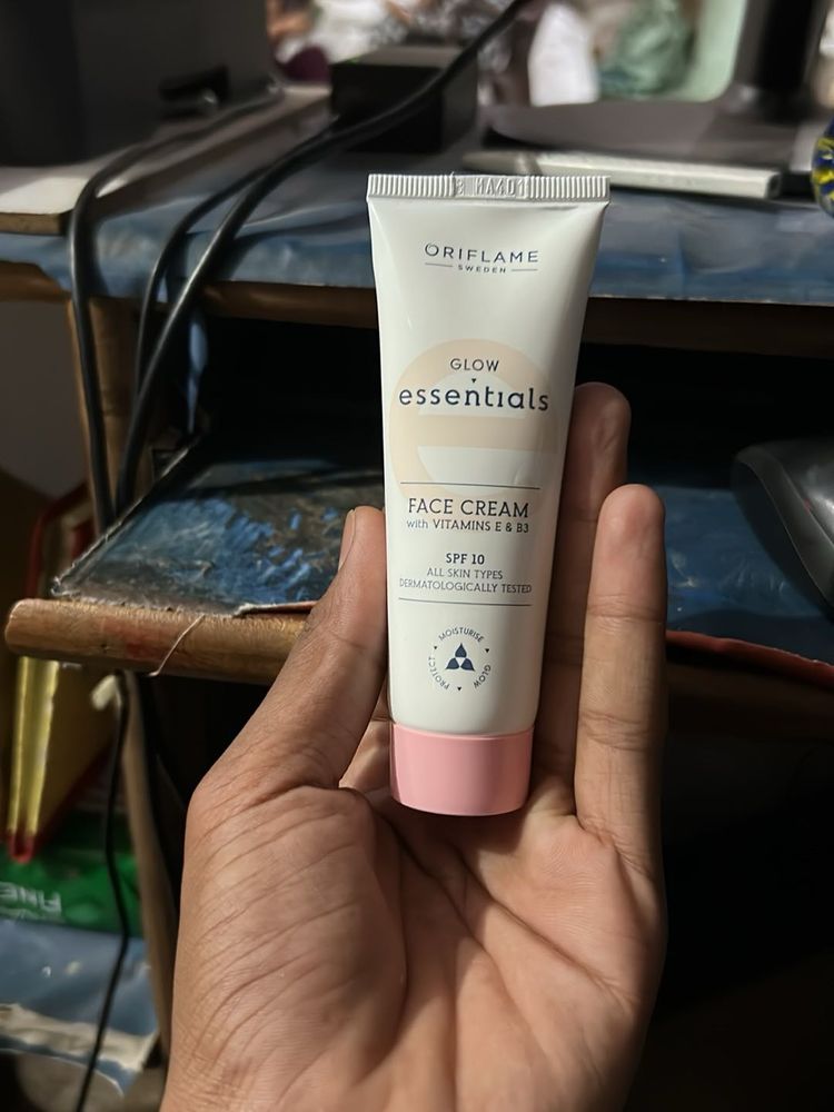 GLOW essentials SPF 10 ALL SKIN TYPES DERMATOLOGIC