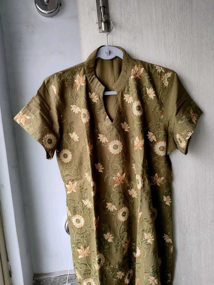 Floral Embroidered Kurta Set in Cotton