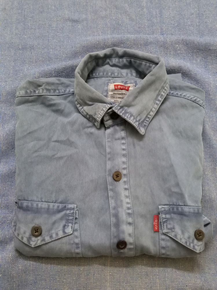 LEVI&#39;S DOUBLE POCKET GENTLY USED DENIM SHIRT.
