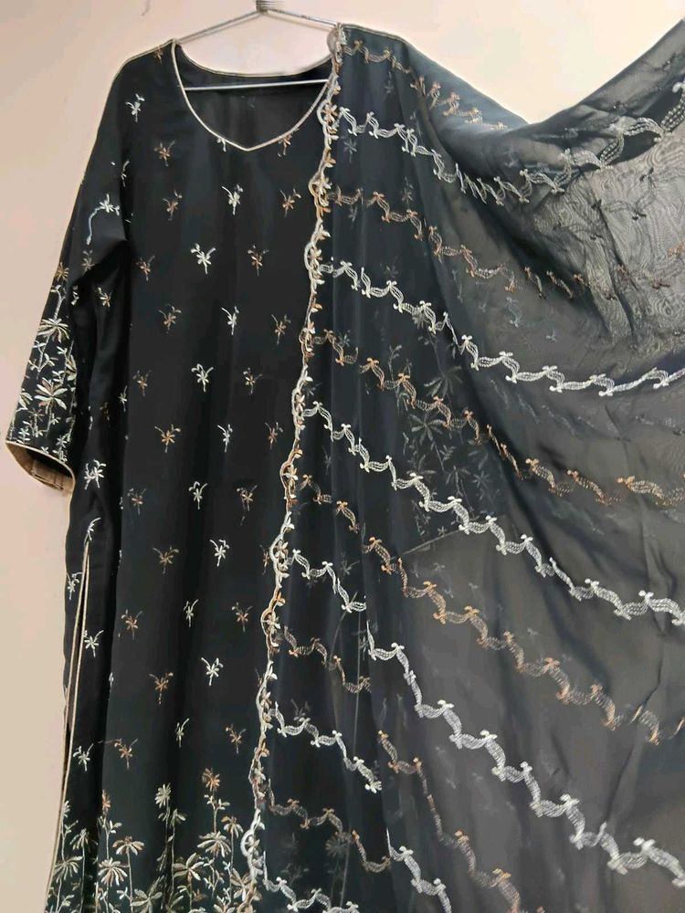 Pakistani Suit ( Kurti + Duppatta )