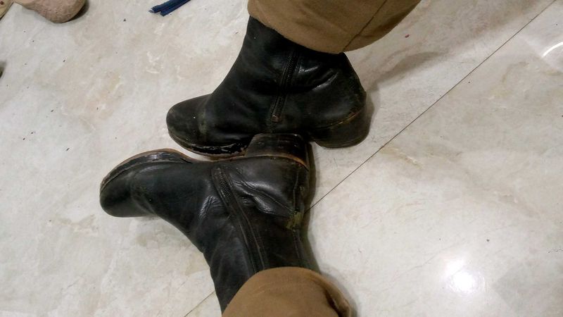 black leather boots👢