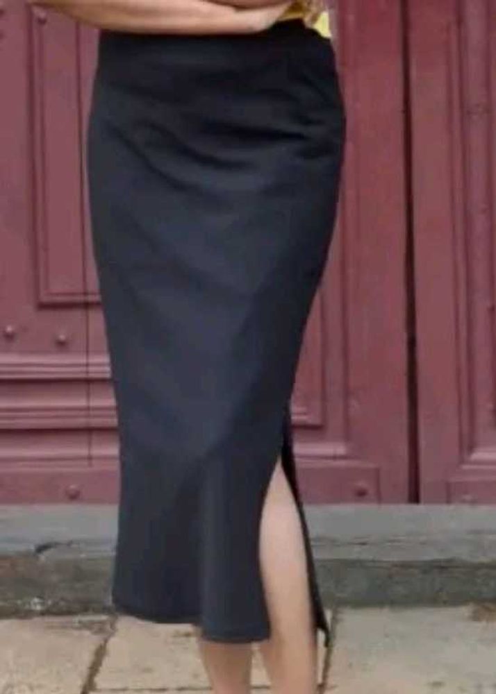 Chic Black Midi Skirt with Side Slit