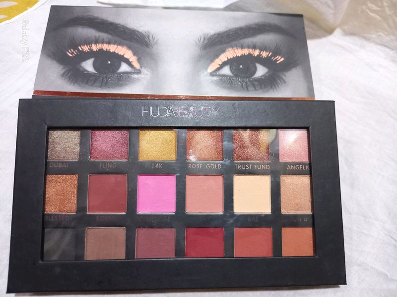 Huda Beauty Eyeshadow Palette(DUPE)
