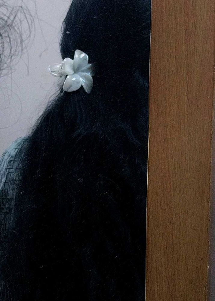 Elegant White Floral Hair Clip – Classy Look🌸