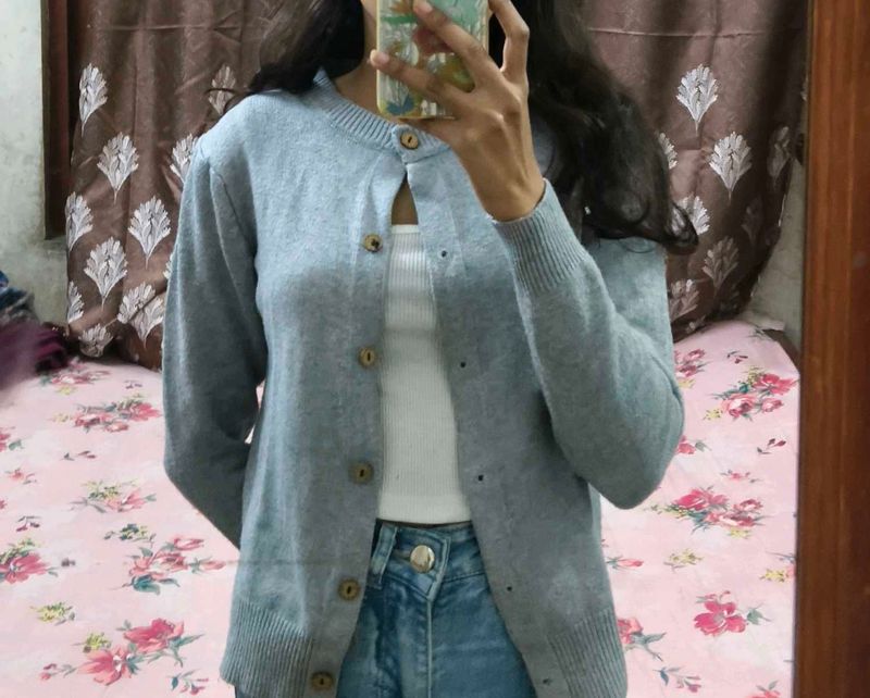 Gray Knit Cardigan with free white hair claw clip�