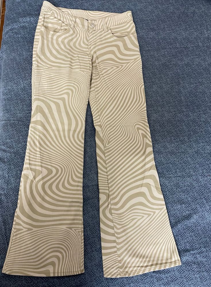 H&amp;M low waisted flared jeans very good condition