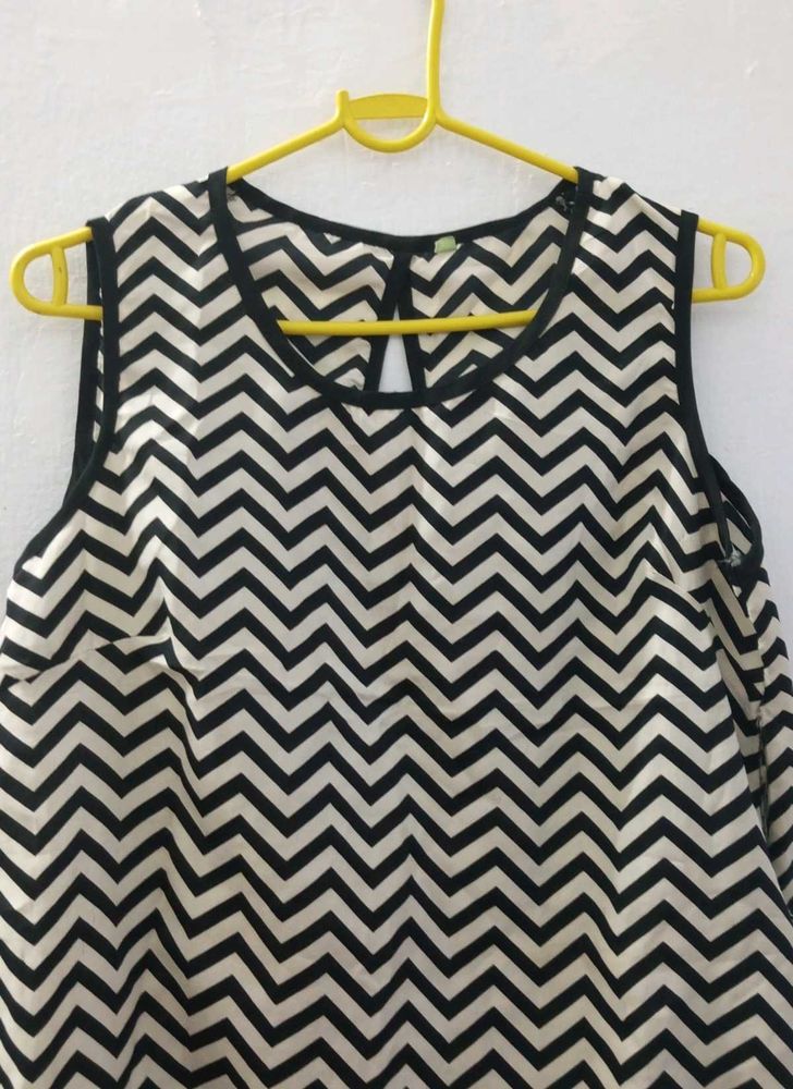 Zigzag Print Top 🤍