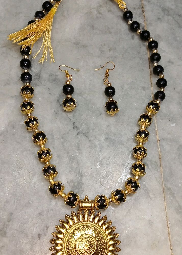 Black and golden preals necklace