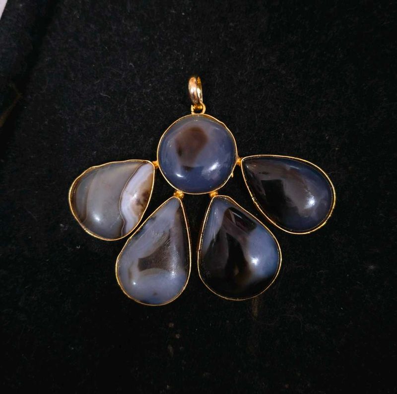 Beautiful Stone Crystal Flower Pendant For Women