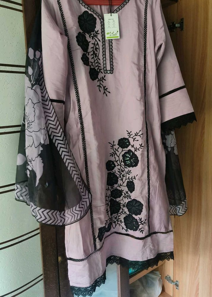 New Pakistani Embroidered Kurta Set
