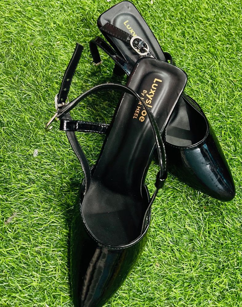 Elegant Black Heeled Sandals
