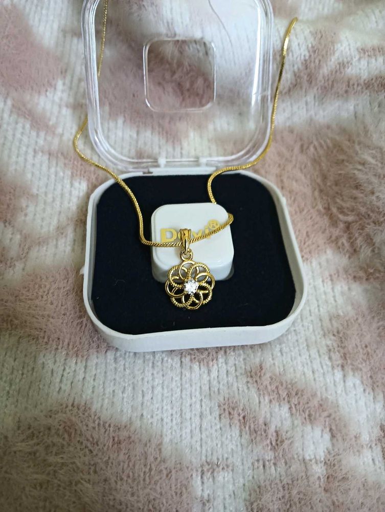 Elegant Gold Floral Pendant Necklace