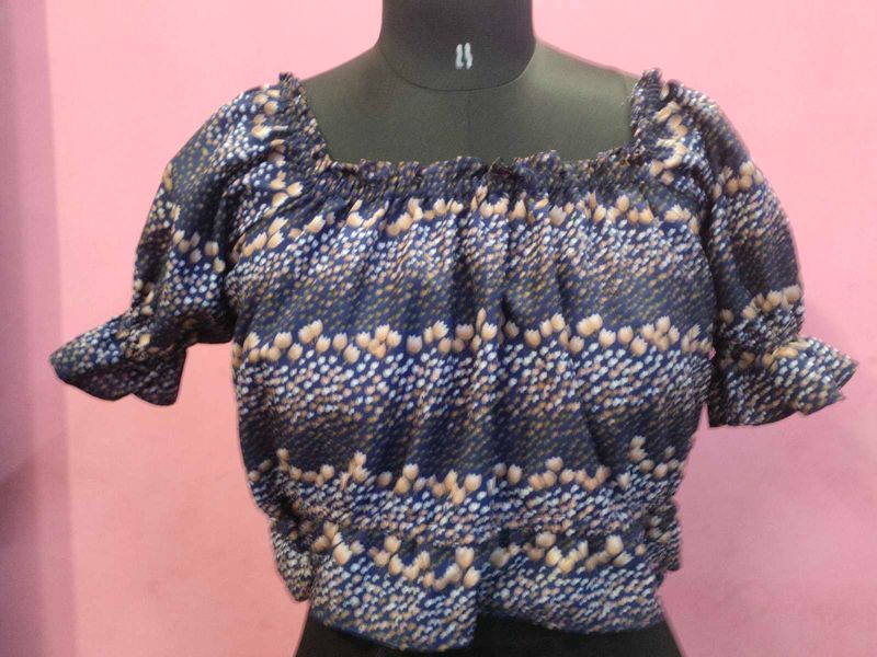 Off-shoulder floral top 🌼