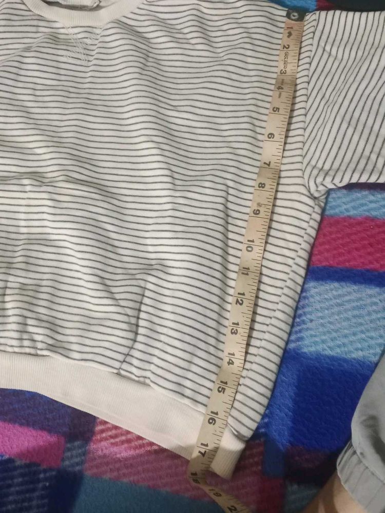 white black striped tshirt crop