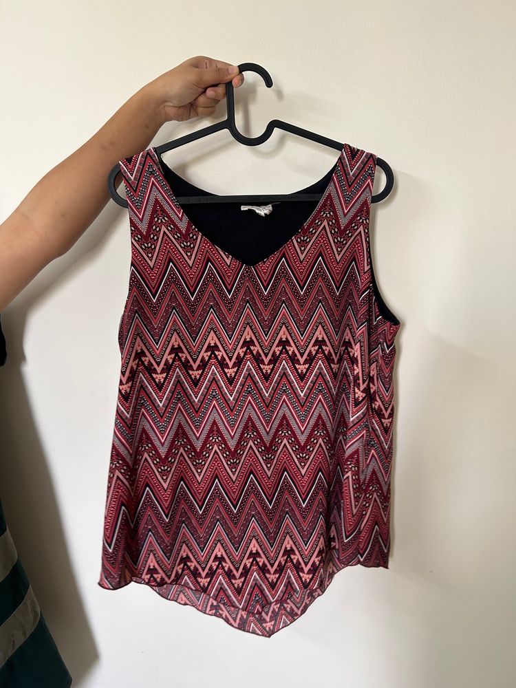 Beautiful Sleeveless Top With Attached Inner
