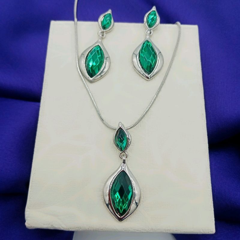 Unique Delicate Rhodium Plated Imported Chain Pend
