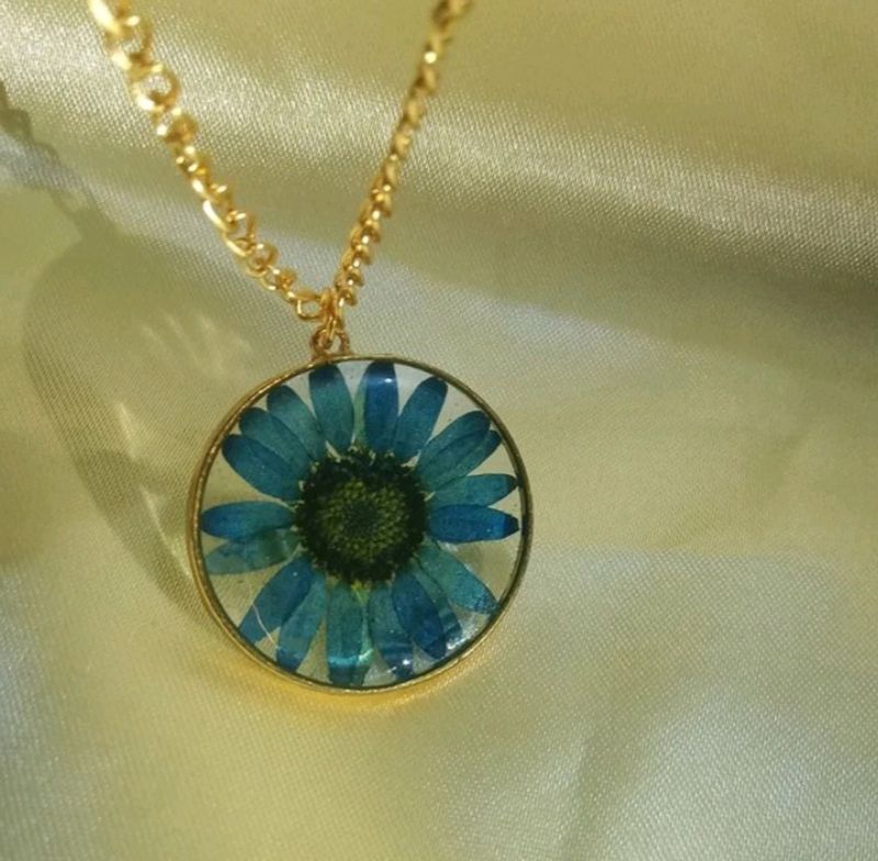 New Daisy floral Neckpiece 💙