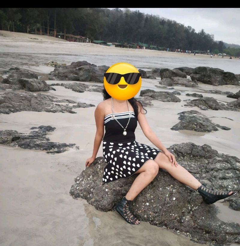 Stylish Top &amp; Skirt With Neck Chain.