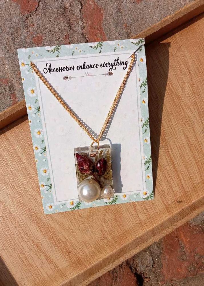 Pearl &amp; Dried Floral Resin Pendant