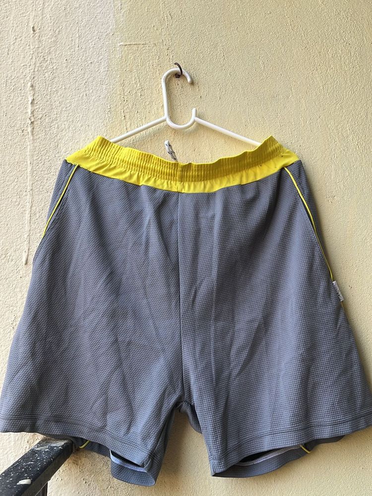 Men’s grey shorts with pockets
