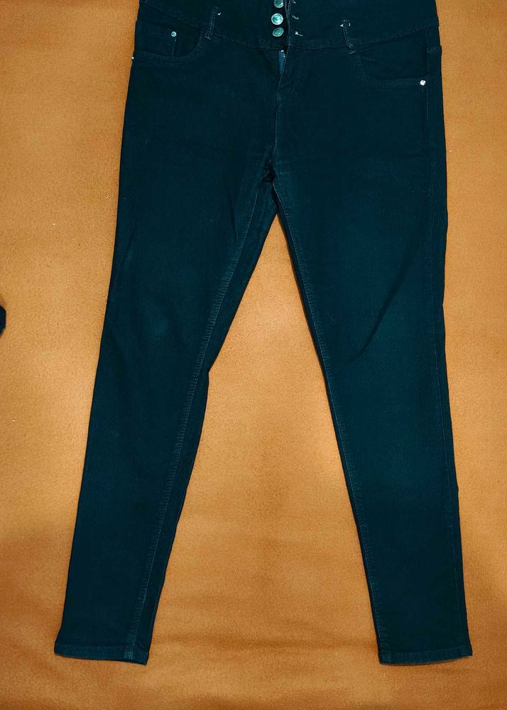 Stylish Black High-Waisted Jeans