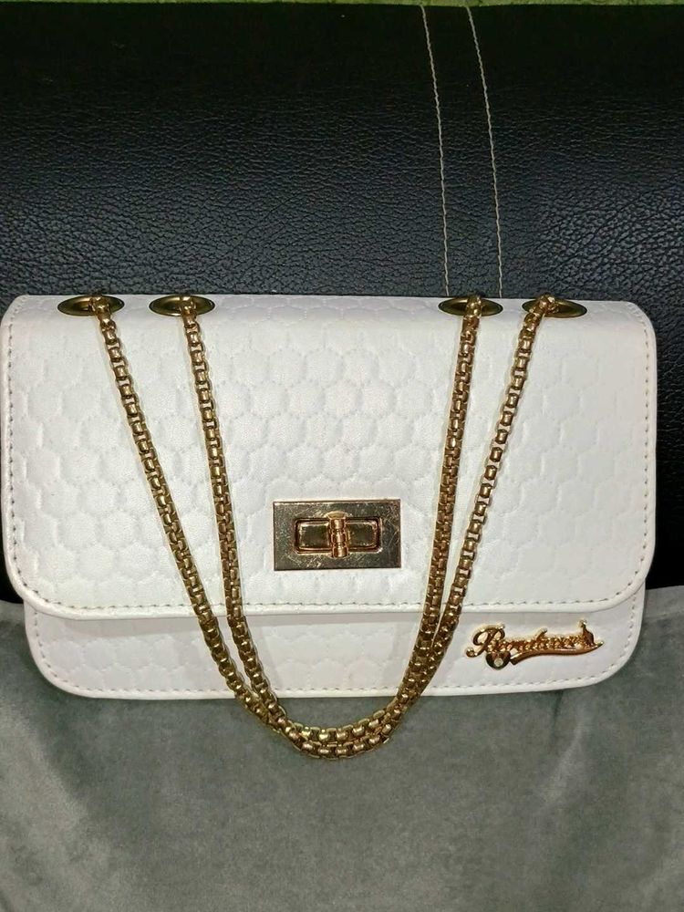 🎀Brand New White Sling Bag 🎀