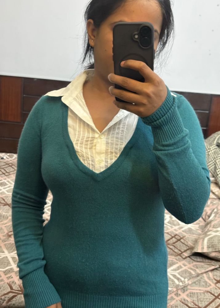 Teal V-Neck light Sweater with detachable Koler