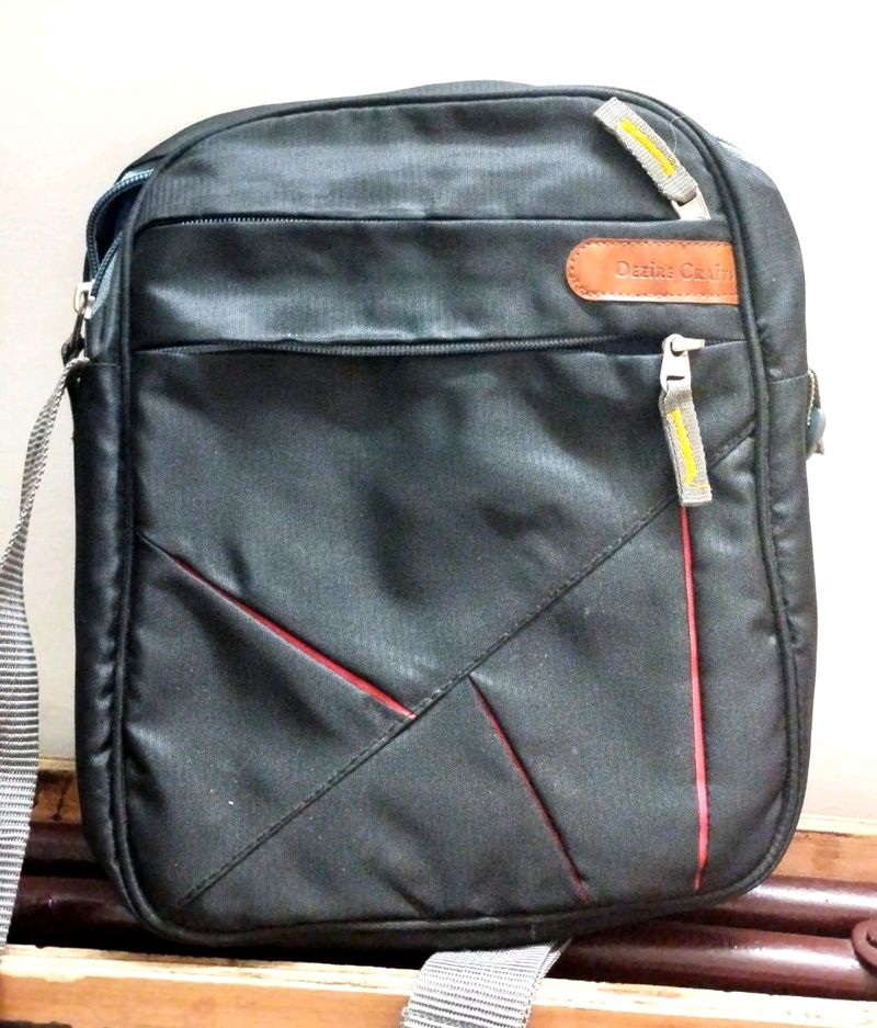 BLACK SLING BAG