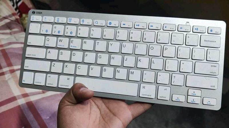 blutooth keybord 2 month old NO COINS