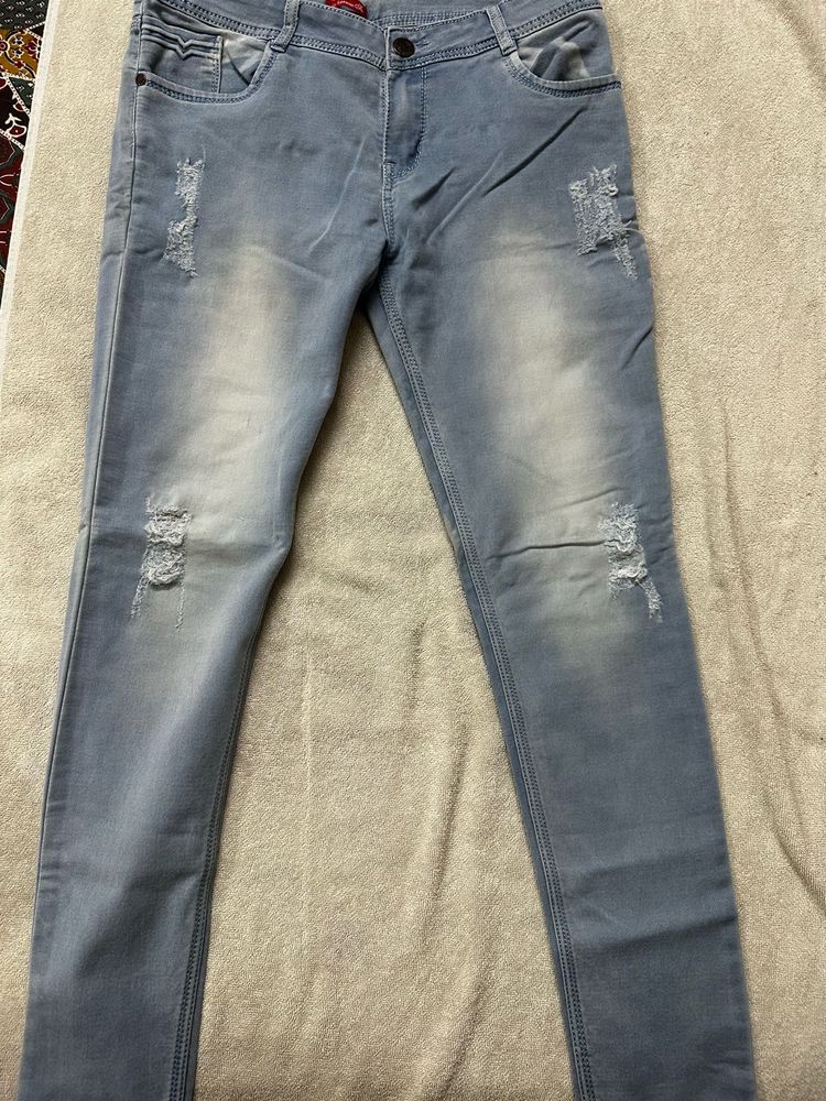 Distressed Light Grey Slim-Fit Jeans – Edgy &amp; Chic