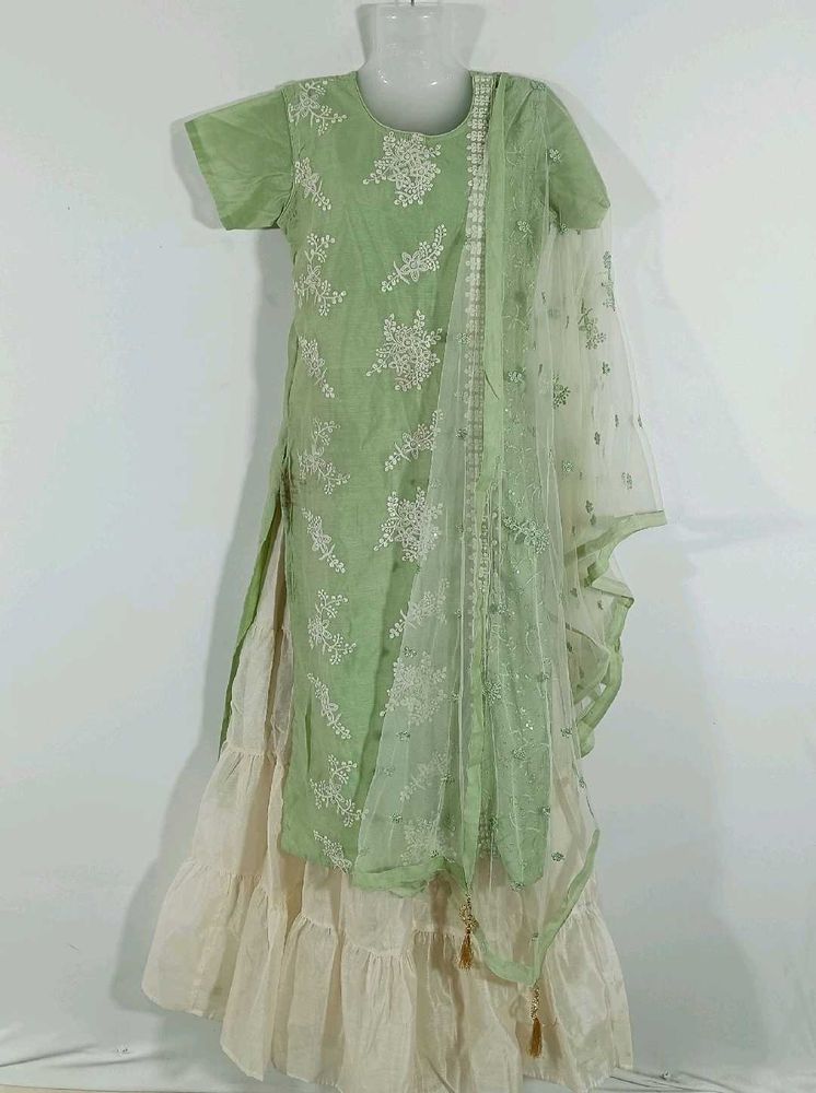 Multicolored Embroidered Kurta Set (Women)
