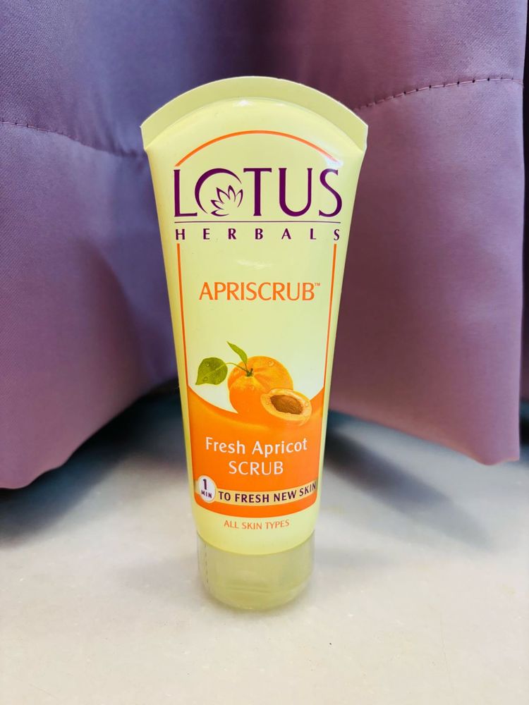 Lotus Herbal Apricot Scrub
