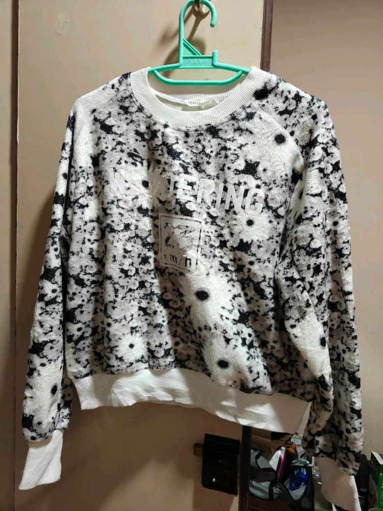 Patterned Pullover Sweater + Green trousers