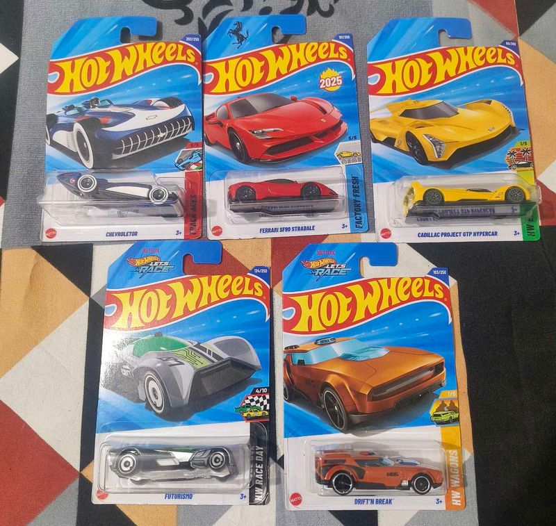 Hot Wheels Set Of 5 w/Ferrari And Treasure Hunt
