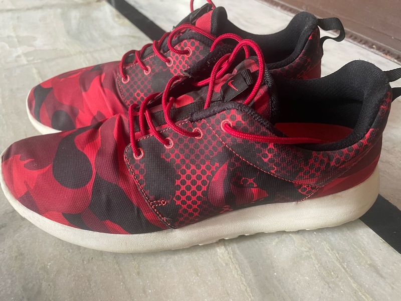 Nike Roshe One Print – Red/Black Camo Sneakers