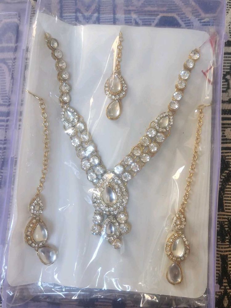 Beautiful Necklace of American Diamonds