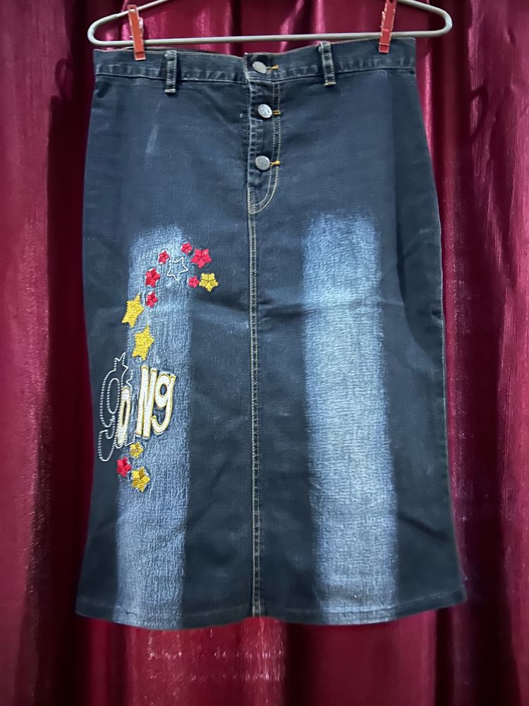 Denim Skirt w threadwork n triple button closure