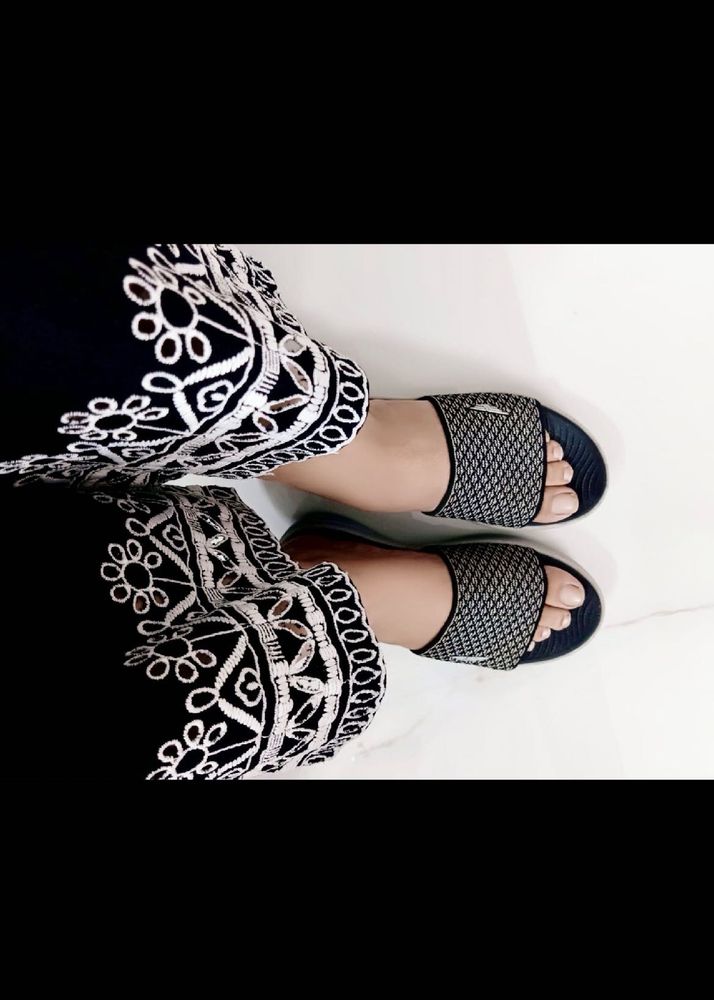 Comfortable women’s Sliders