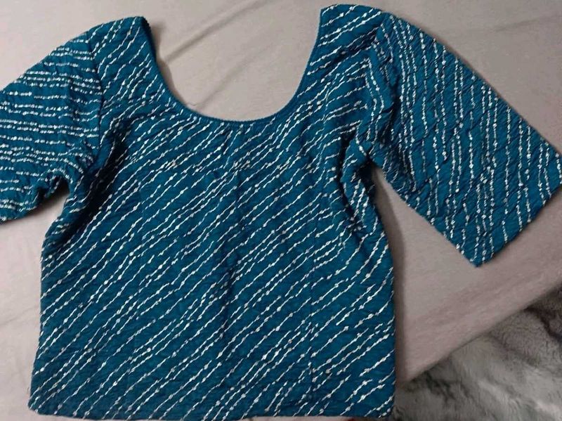 Blue Blouse With Shiny Lines For Festive Wear