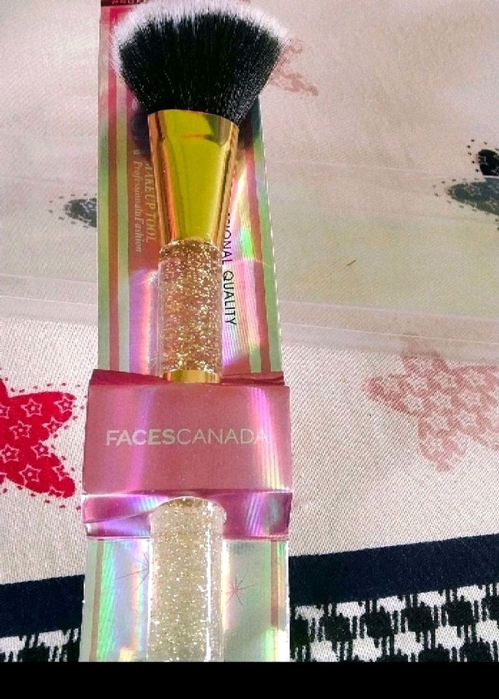 Faces Canada Brush