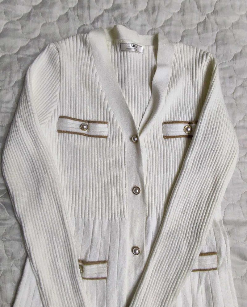 Elegant Knit Cardigan with Trim