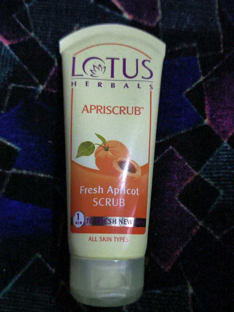 Lotus Herbals Apriscrub