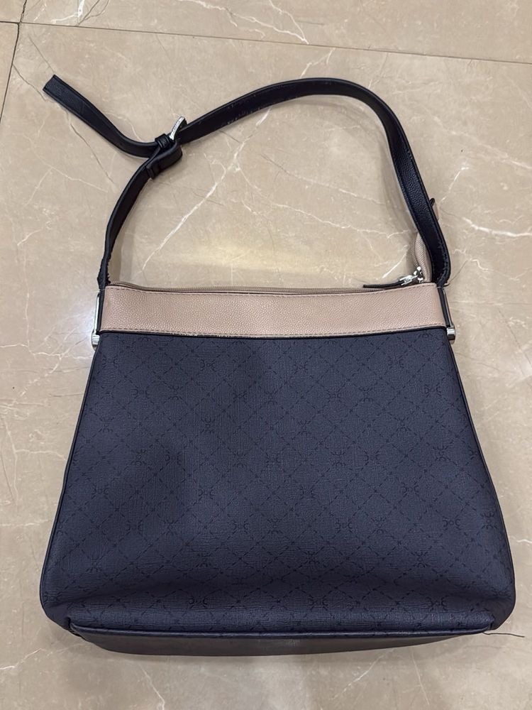 Elegant Two-Tone Shoulder Bag