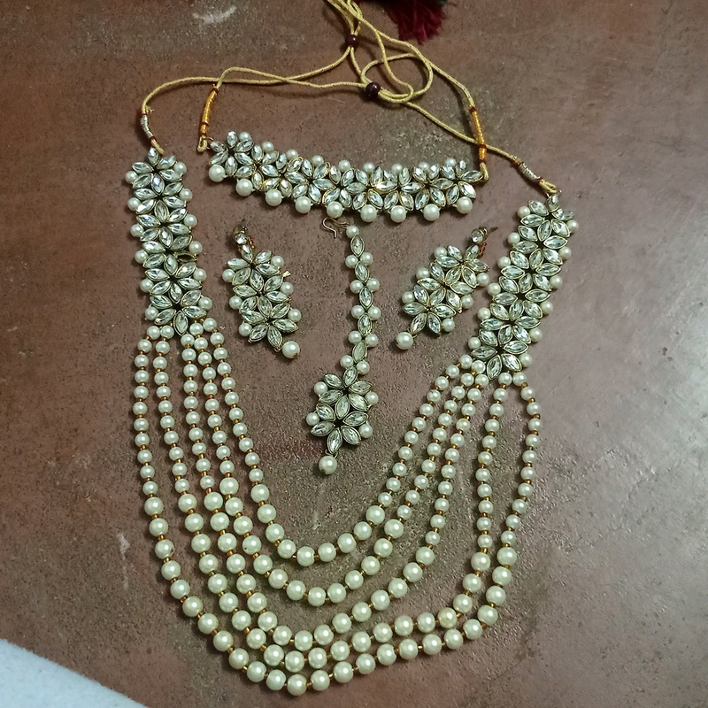 set with choker