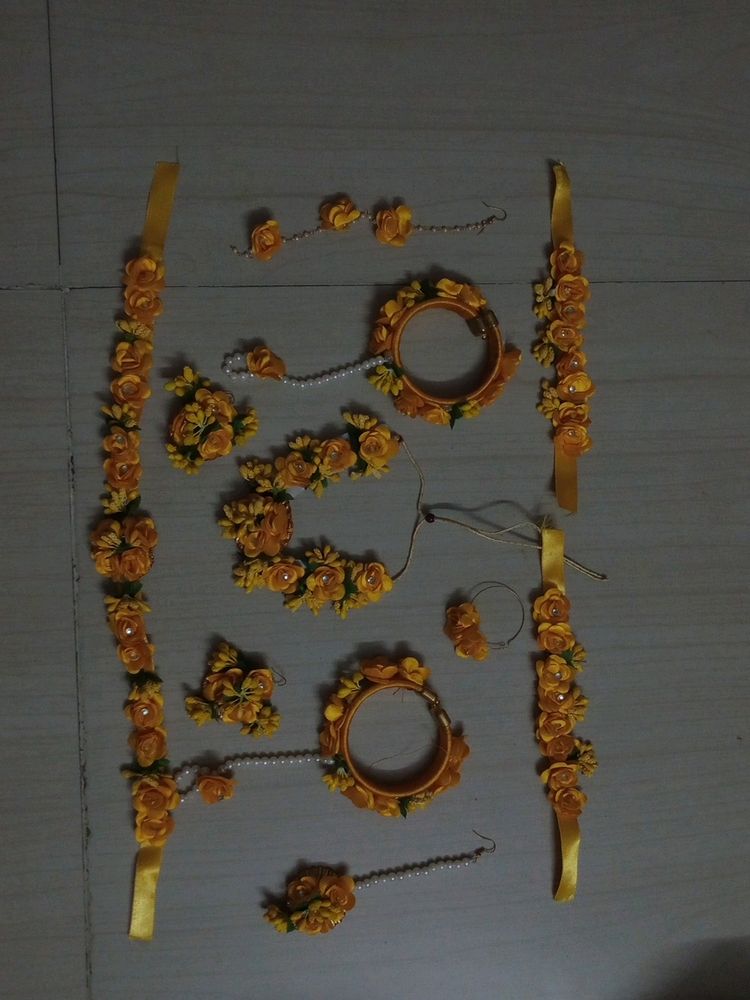 Jwellery Set For Haldi And Mahedi Ceremony