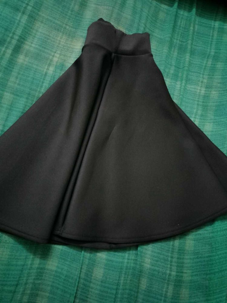 This is black cute skirt