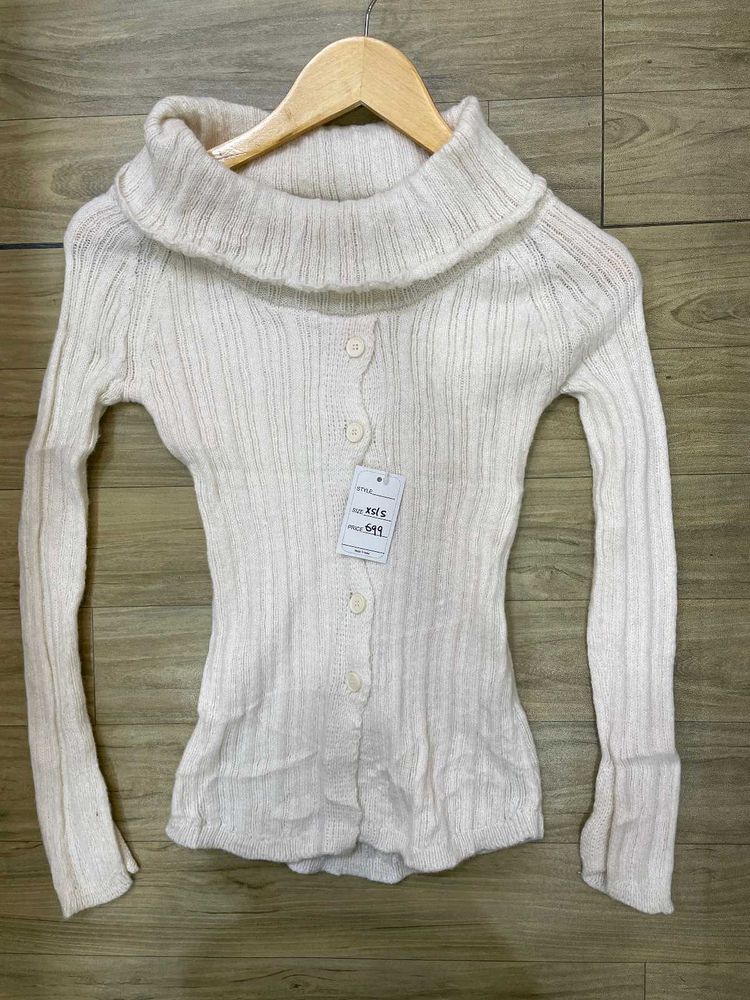 Creamy Buttoned Cardigan