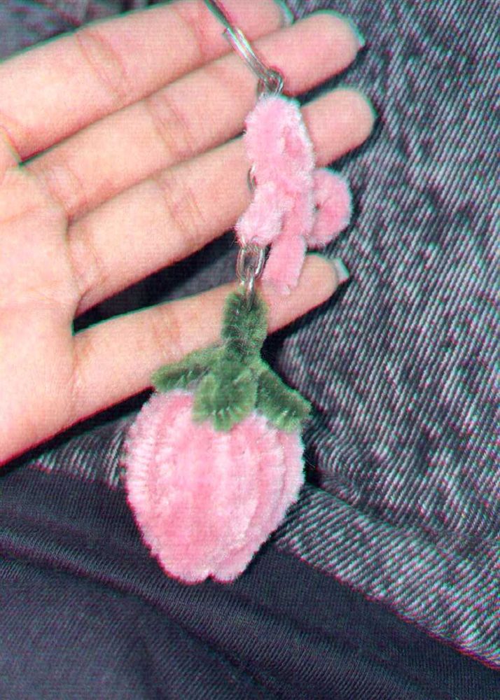 strawberry bow keychain🫶